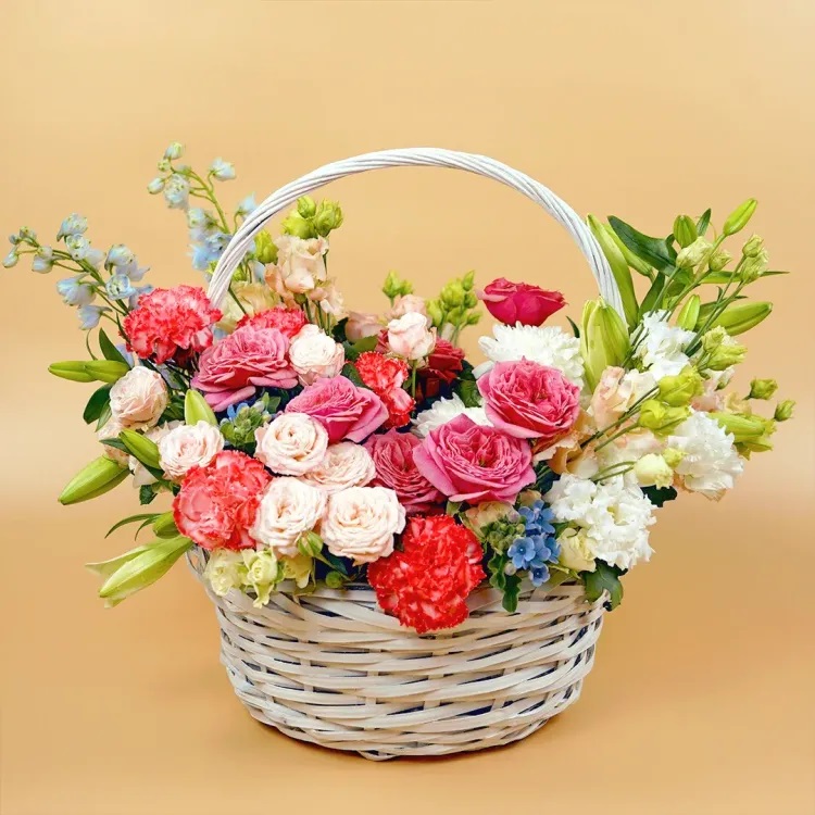 Цветочная композиция из роз и гвоздик от AzaliaNow