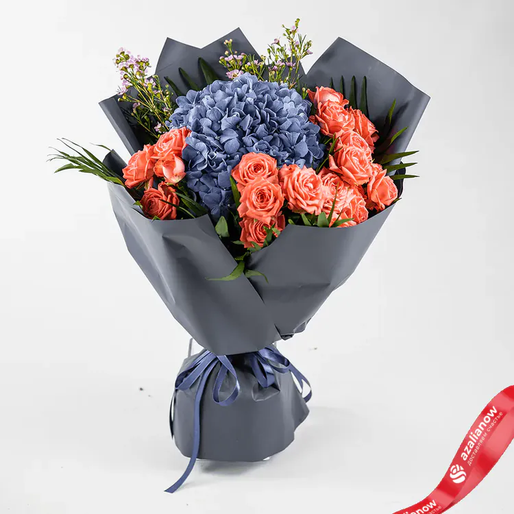 Гортензия, розы и хамелациум в букете «Шикарный» от AzaliaNow