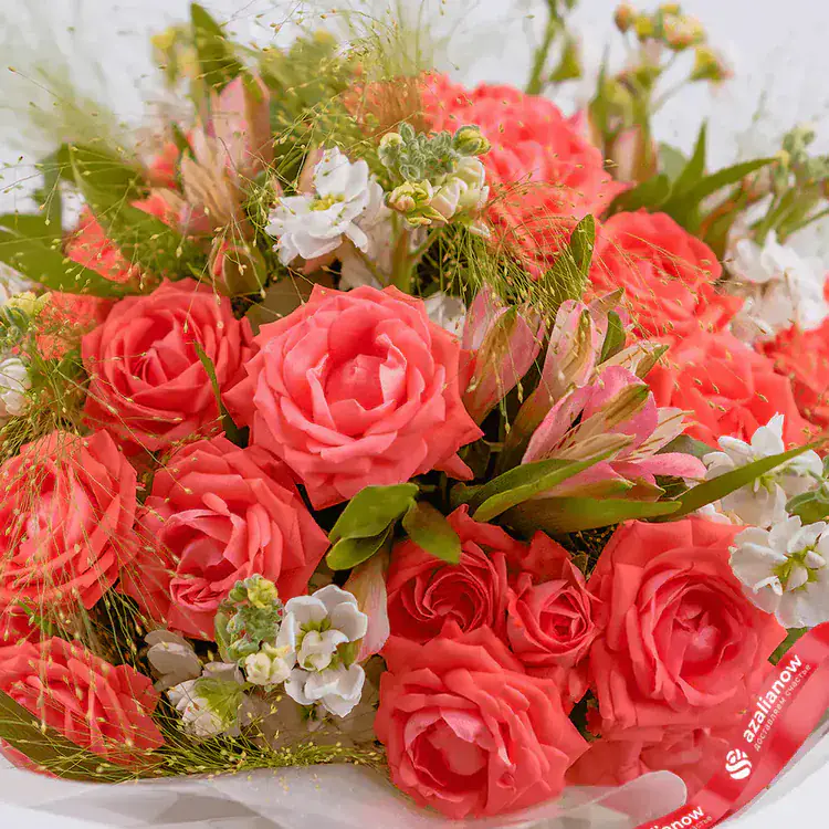 Розы, альстромерии и маттиолы в букете «Восхитительно» от AzaliaNow