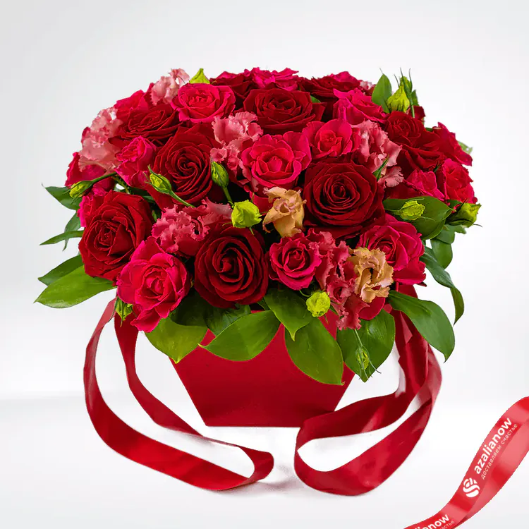 Розы и лизиантусы в коробке с лентами «Ранец любви» от AzaliaNow