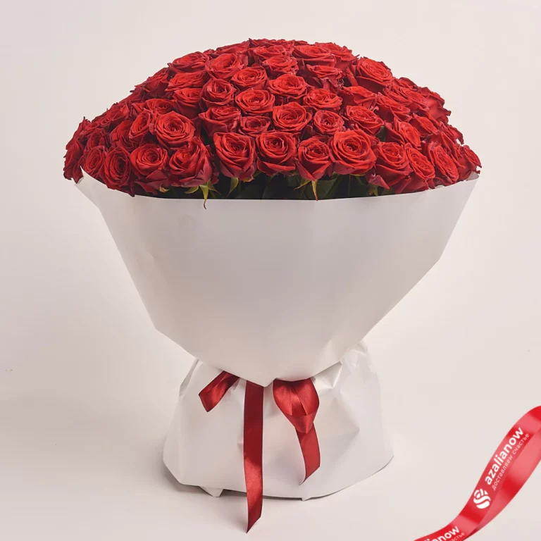 Букет из 101 красной розы в белой упаковке от AzaliaNow