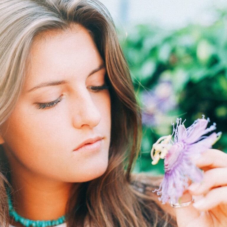 Девушка с цветком. Фото: Photorobus.ru