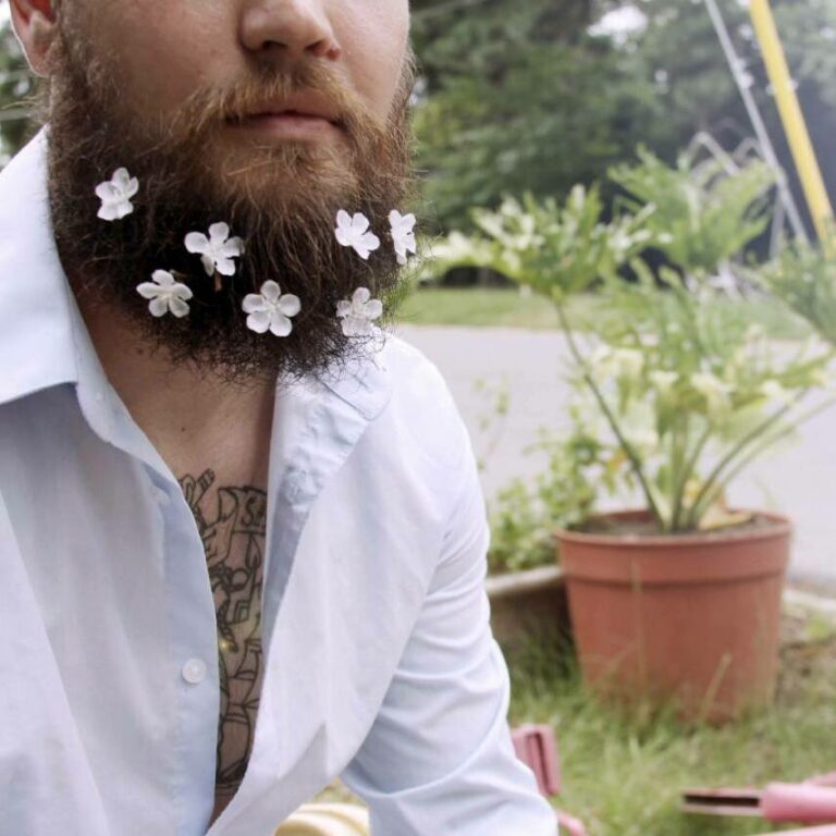 Мужчина с бородой, украшенной цветочками. Фото: Photorobus.ru