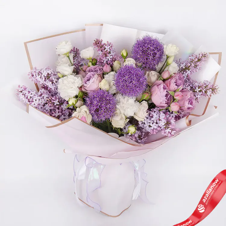 Розы, гвоздики, лизиантусы, сирень и аллиум в букете «Гипнотизирующая красота» от AzaliaNow