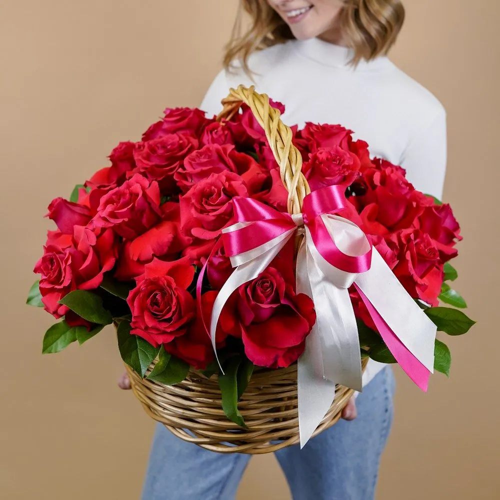 Букет из 35 красных роз в плетеной корзине от AzaliaNow
