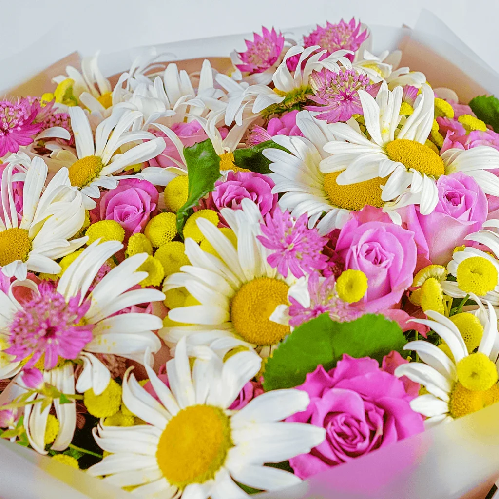 Букет из хризантем, роз, астранций «Фантазия» от AzaliaNow