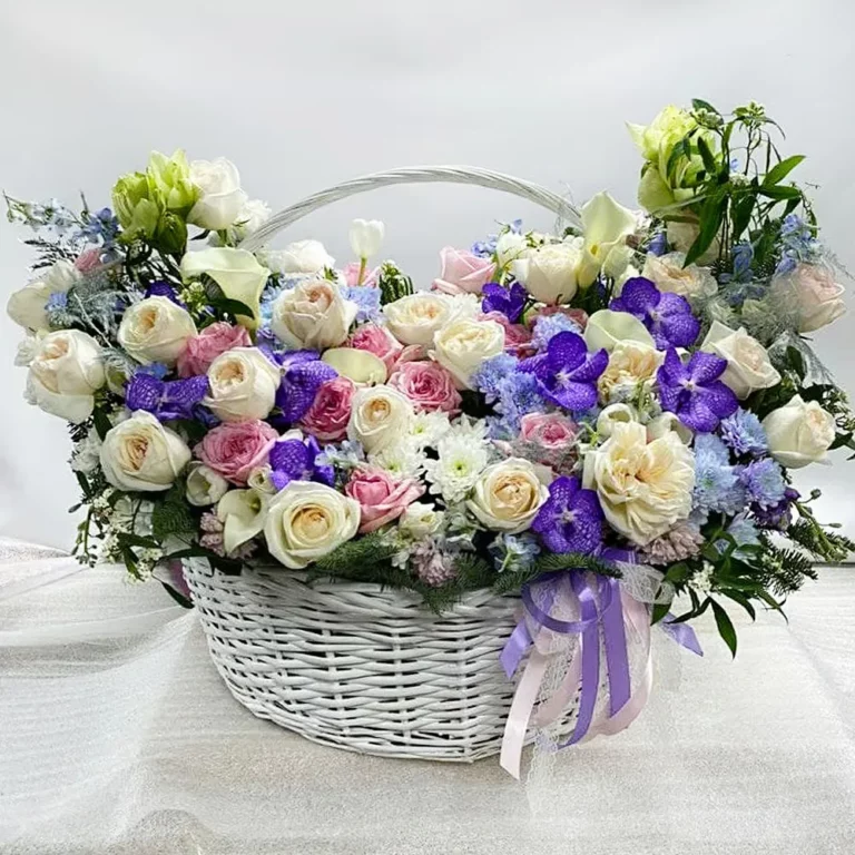 Букет из роз, гиацинтов, лизиантусов, маттиол «Цветочный люкс» от AzaliaNow
