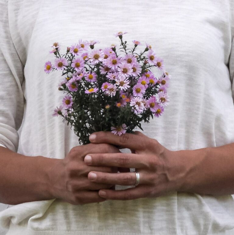 Женщина с цветами. Фото: Photorobus.ru