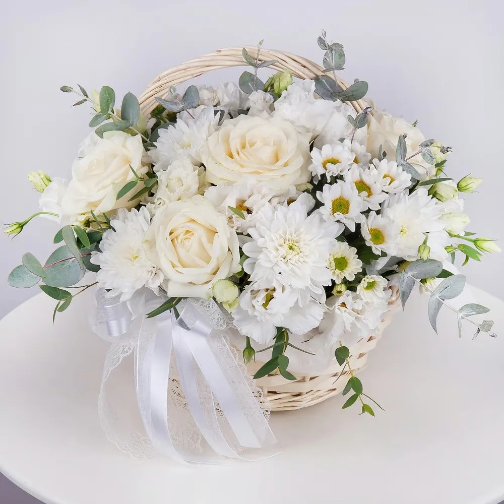 Букет из белых хризантем, роз, лизиантусов «Нежный аккорд» от AzaliaNow