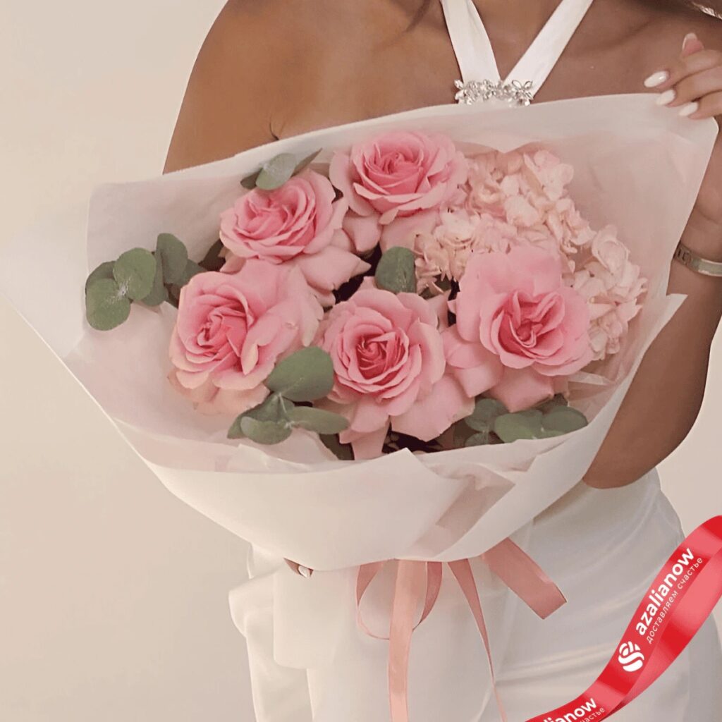 Букет из розовых роз, гортензии и эвкалипта «Желаю тебе» от AzaliaNow