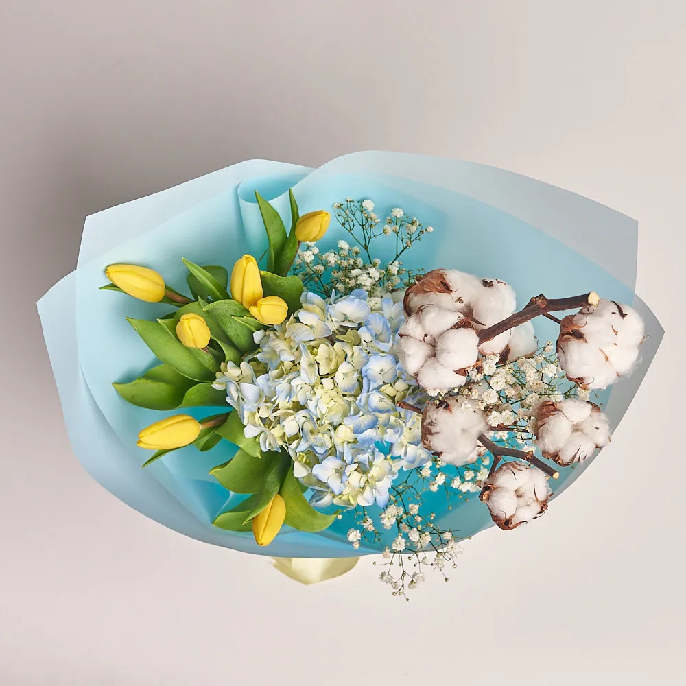 Букет из желтых тюльпанов, голубой гортензии, гипсофил и хлопка «Май» от AzaliaNow