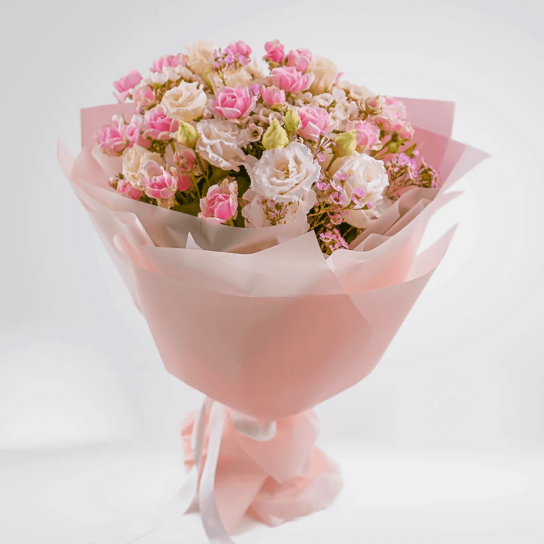 Букет из роз, лизиантусов и хамелациумов «Королева вдохновения» от AzaliaNow