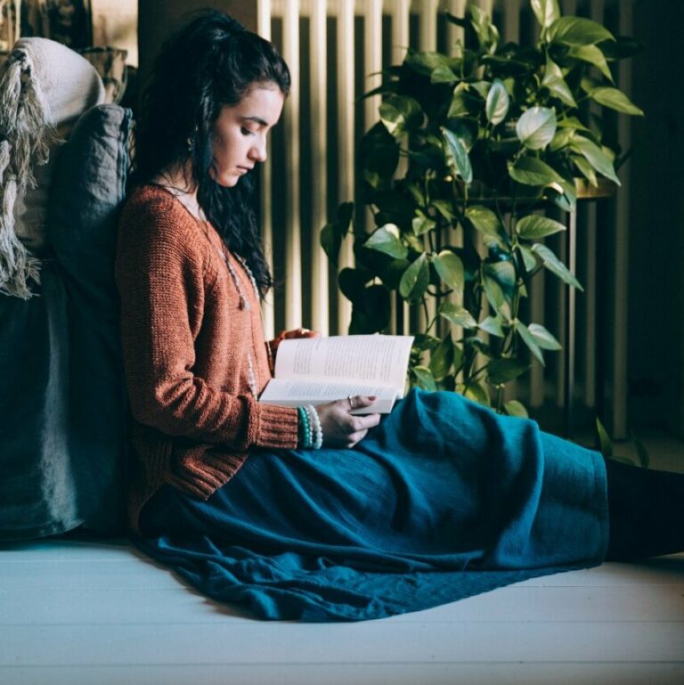 Женщина, читающая книгу. Фото: Photorobus.ru